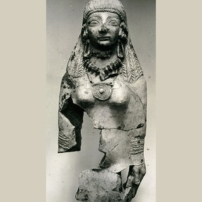 Τμήμα πήλινου ειδώλου της Κυπρίας θεάς, εισηγμένο στη Σάμο από την Κύπρο. Ύ. 37 εκ. Πρ. 6ος αι. π.Χ.. Μουσείο Βαθέος.