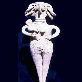 Ειδώλιο γυμνής γυναικείας μορφής με τρυπημένα αυτιά. Κρατά βρέφος. Ύ. 21 εκ. 15ος-13ος αι. π.Χ.. Κυπριακό Μουσείο.