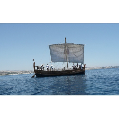 Το σκάφος Κυρήνεια- Ελευθερία, αντίγραφο του Κυρήνεια ΙΙ, εν πλω. Αντιπροσωπεύει την πληρέστερη εικόνα που έχει μέχρι σήμερα η αρχαιολογική έρευνα για τις ολκάδες των κλασικών χρόνων. (Φωτογράφος: Στέλλα Δεμέστιχα. Προέλευση: Εργαστήριο Εναλίων Αρχαιολογικών Ερευνών, Ερευνητική Μονάδα Αρχαιολογίας, Πανεπιστήμιο Κύπρου).