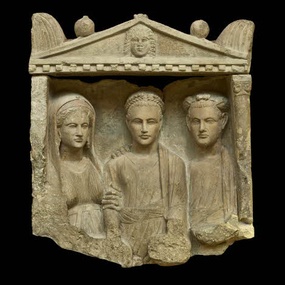 Επιτύμβιο ανάγλυφο με τρεις μορφές, από την Τρεμετουσιά (κοντά στους Γόλγους) (1ος αιώνας μ.Χ.). Βρετανικό Μουσείο, Λονδίνο, C 431. © The Trustees of the British Museum, Λονδίνο (φωτογραφία: Βρετανικό Μουσείο). Σύνδεσμος http://www.britishmuseum.org/research/collection_online/collection_object_details.aspx?objectId=464240&partId=1&searchText=C431&page=1. 
