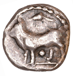 Εμπροσθότυπος 'SilCoinCy A1066, acc.no.: KP 531.30. Silver coin of king Stasandros of Paphos 460 - ?. Weight: 0.40 g, Axis: 3h, Diameter: 8mm. Obverse type: Bull standing l.; above winged solar disk; below, pellet. Obverse symbol: -. Obverse legend: - in -. Reverse type: Eagle standing l.; ivy leaf r., one-handled vase l.. Reverse symbol: -. Reverse legend: pa-sa in Cypriot syllabic. '-', 'Du classement des séries chypriotes'.