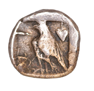 Οπισθότυπος 'SilCoinCy A1066, acc.no.: KP 531.30. Silver coin of king Stasandros of Paphos 460 - ?. Weight: 0.40 g, Axis: 3h, Diameter: 8mm. Obverse type: Bull standing l.; above winged solar disk; below, pellet. Obverse symbol: -. Obverse legend: - in -. Reverse type: Eagle standing l.; ivy leaf r., one-handled vase l.. Reverse symbol: -. Reverse legend: pa-sa in Cypriot syllabic. '-', 'Du classement des séries chypriotes'.